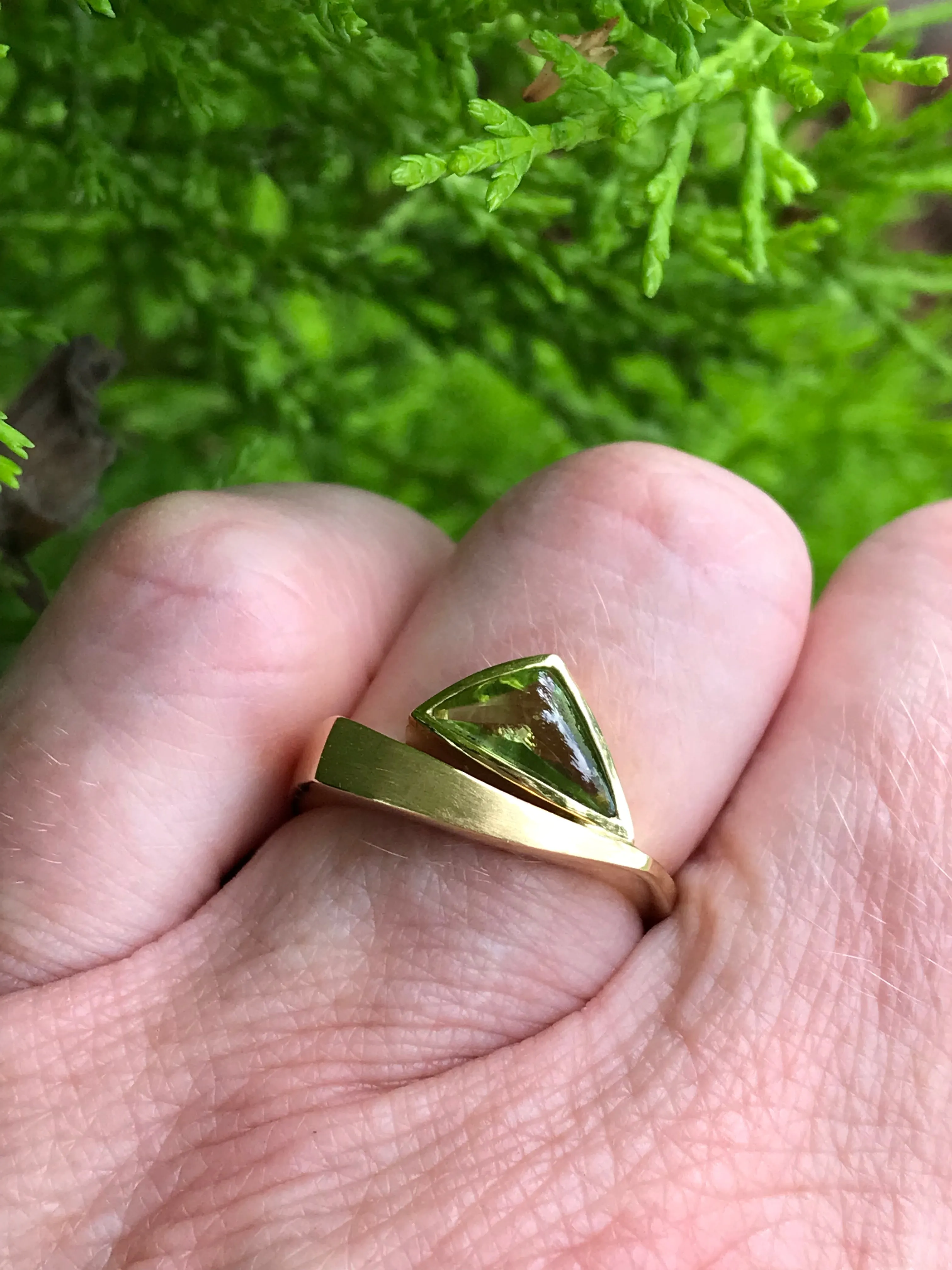 18ct yellow gold triangular shaped peridot ring