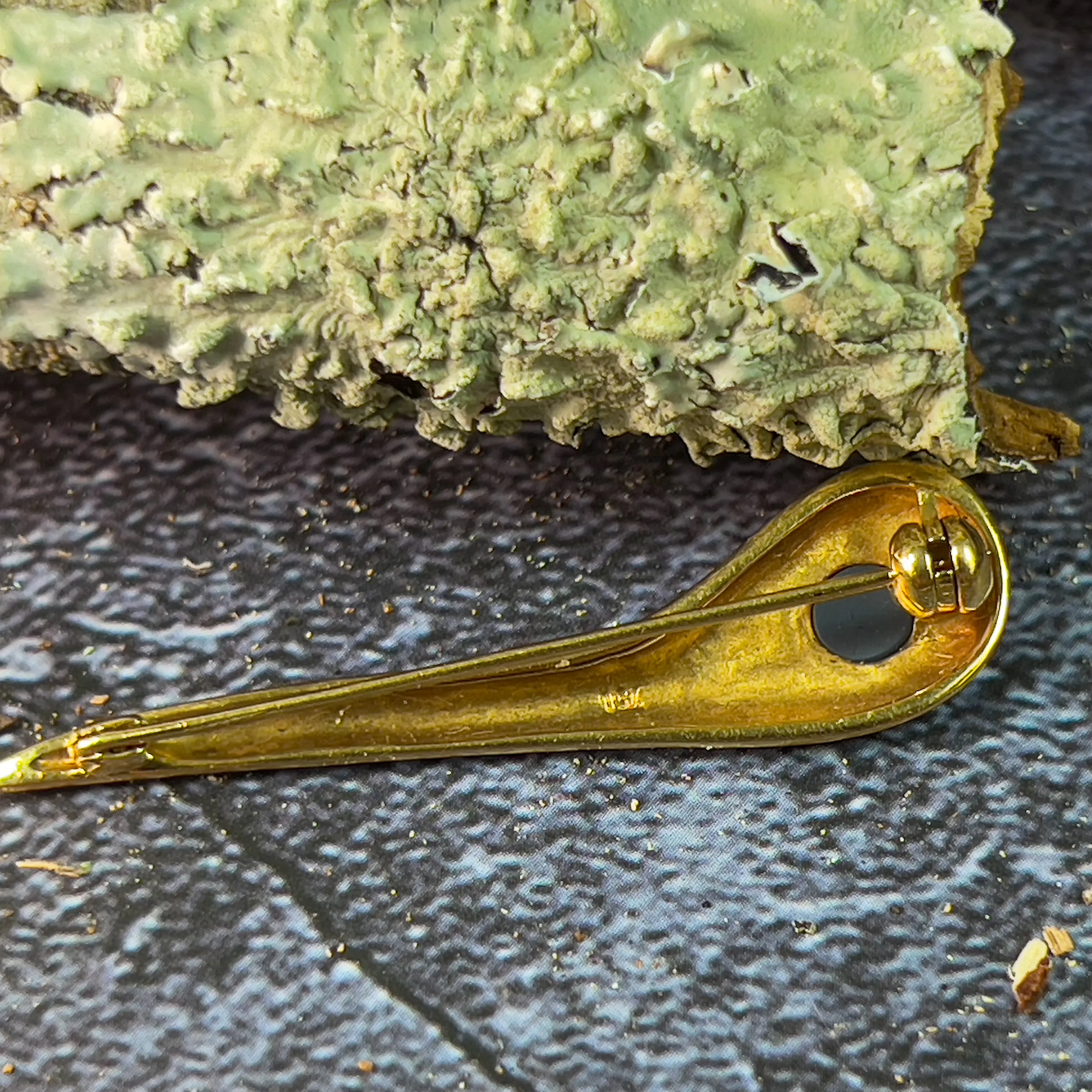 18kt Yellow Gold Black Opal brooch green flash