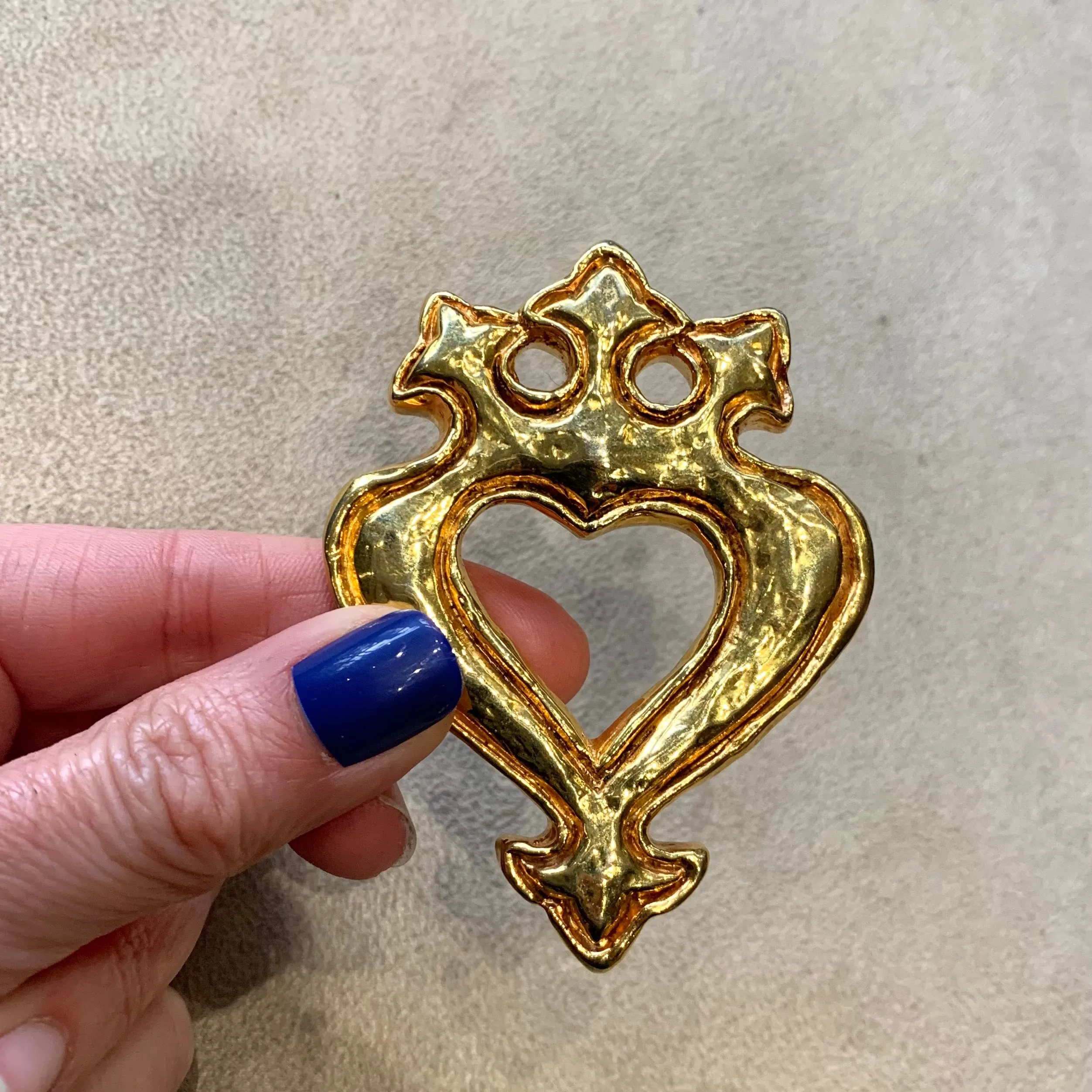 French Vintage heart crown brooch in Lacroix style