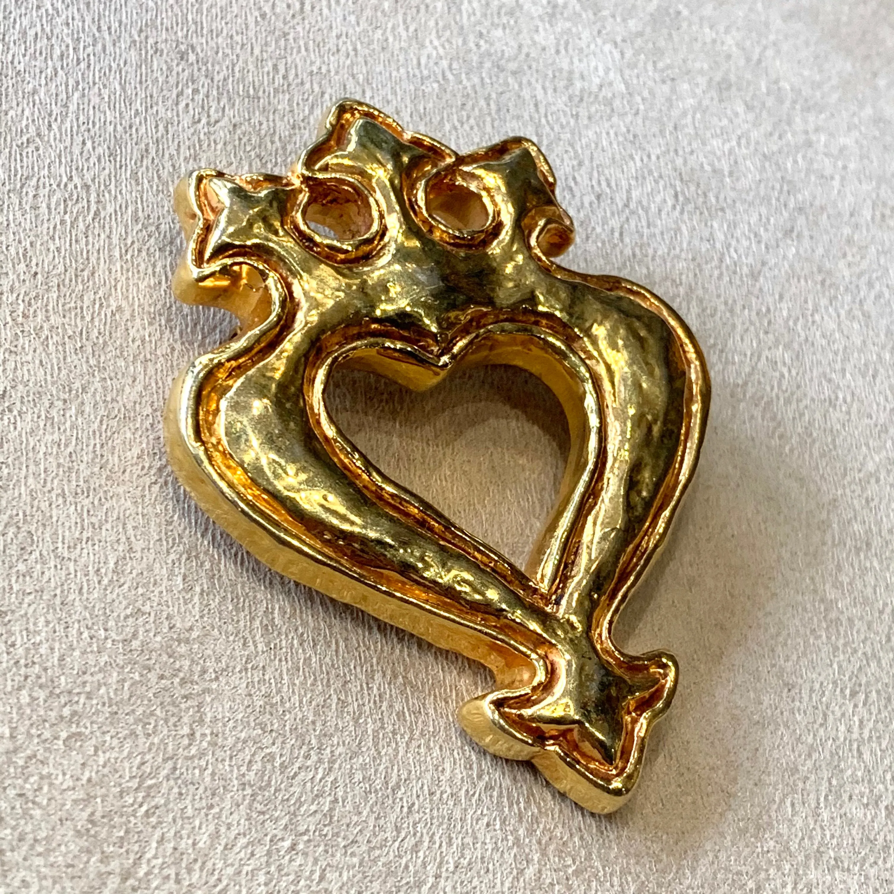 French Vintage heart crown brooch in Lacroix style