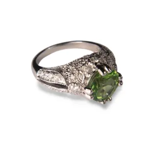 Gorgeous 18K White Gold Peridot Diamond Ring Band