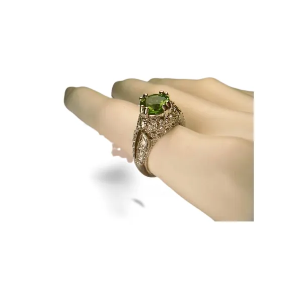 Gorgeous 18K White Gold Peridot Diamond Ring Band