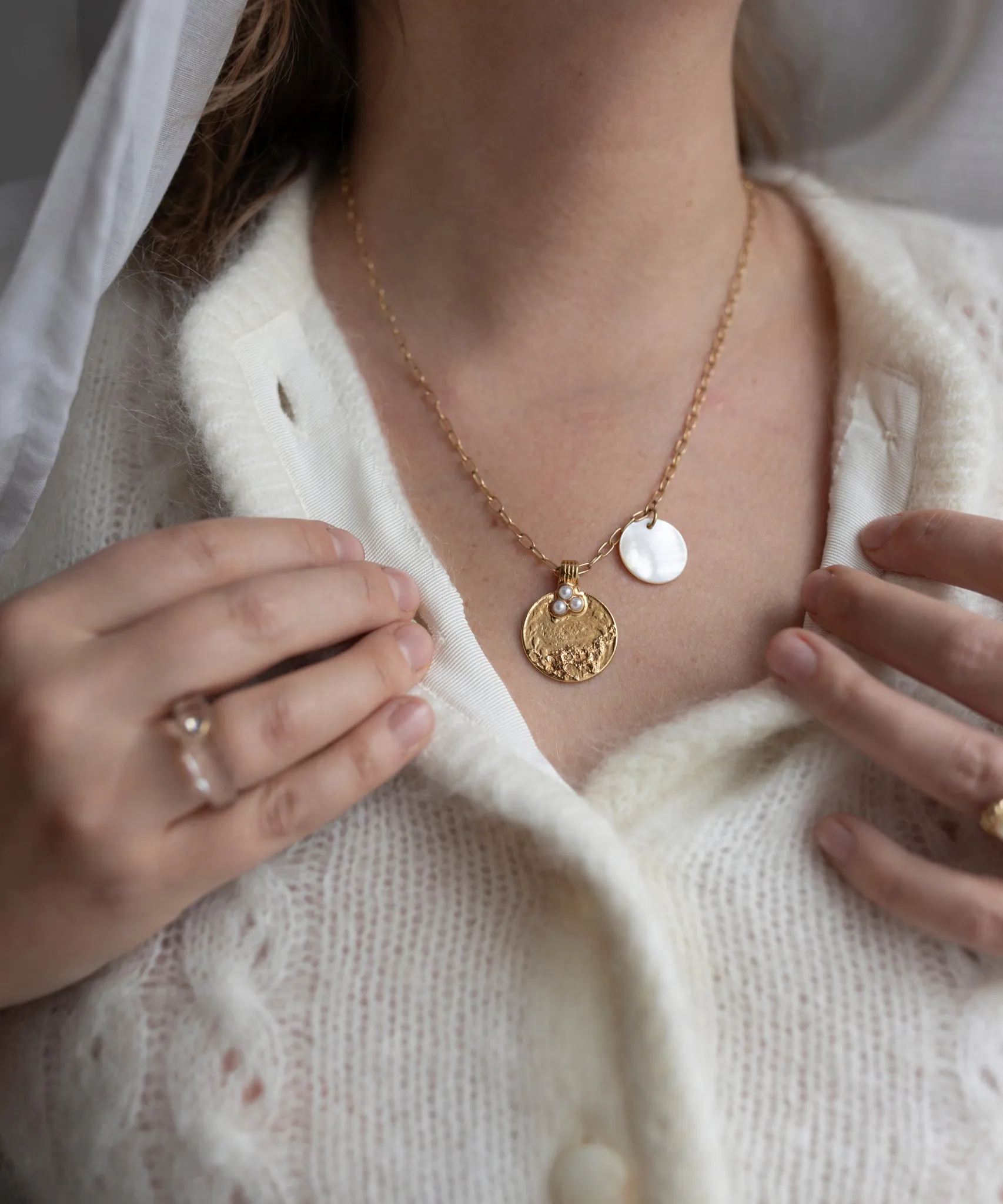 Happy Holidays Medaillon Pearl Necklace