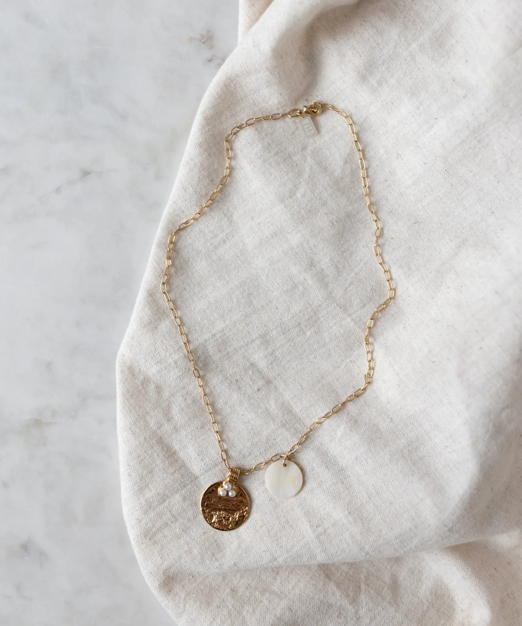 Happy Holidays Medaillon Pearl Necklace
