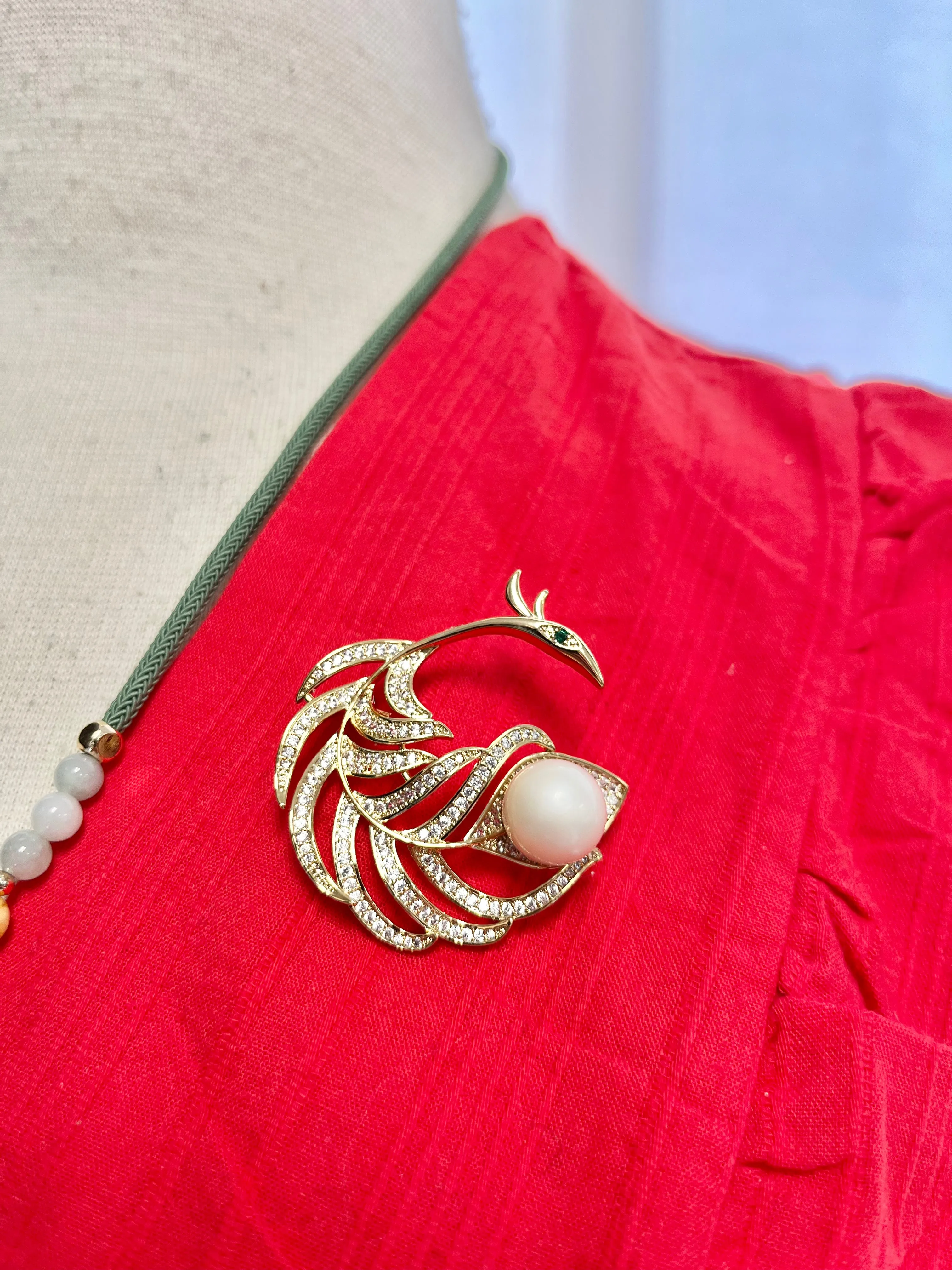 LEAF BROOCH WITH SOUTH SEA PEARL