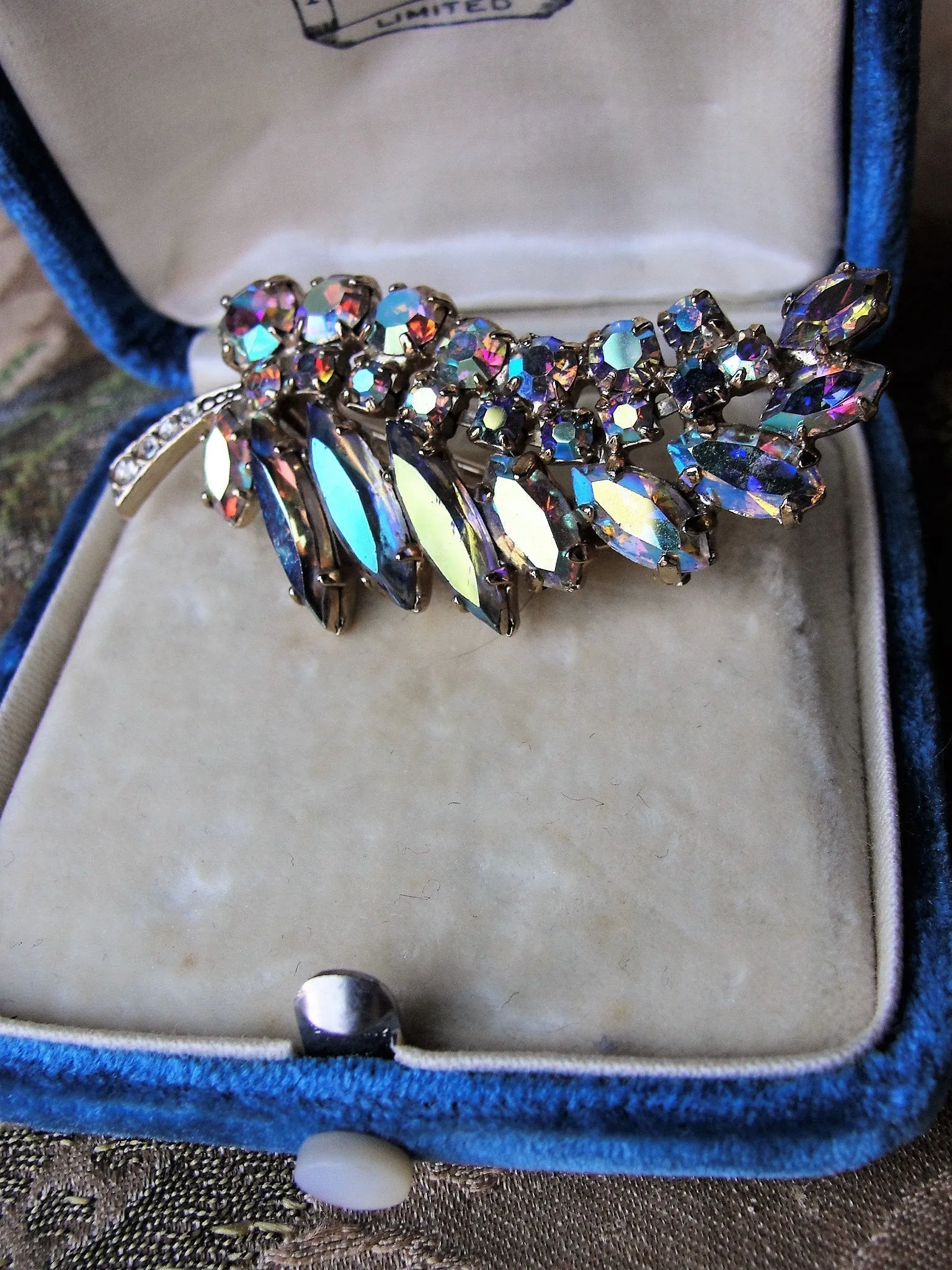 SPARKLING Vintage 50s Brooch,GLITTERING Blue Pink Gold Aurora Borealis Stones,Lovely Rhinestone Pin,Leaf Motif Pin,Collectible Jewelry