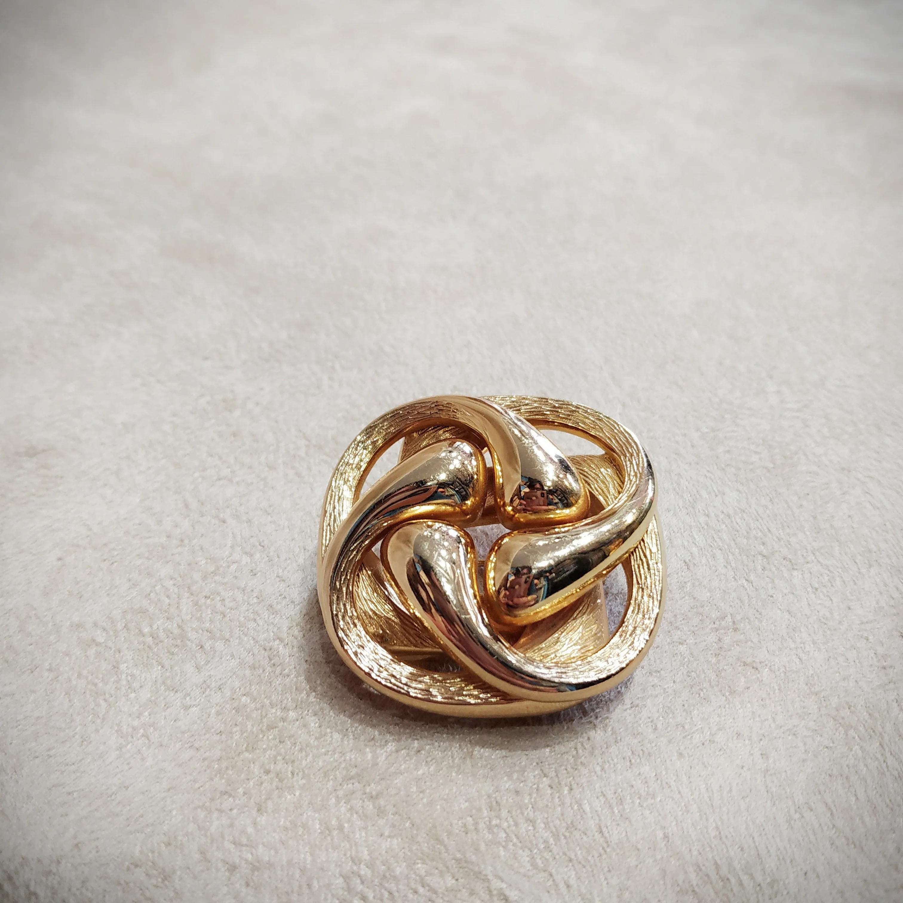 Swirly Fluid design Golden Vintage Brooch by Grosse Germany 1973