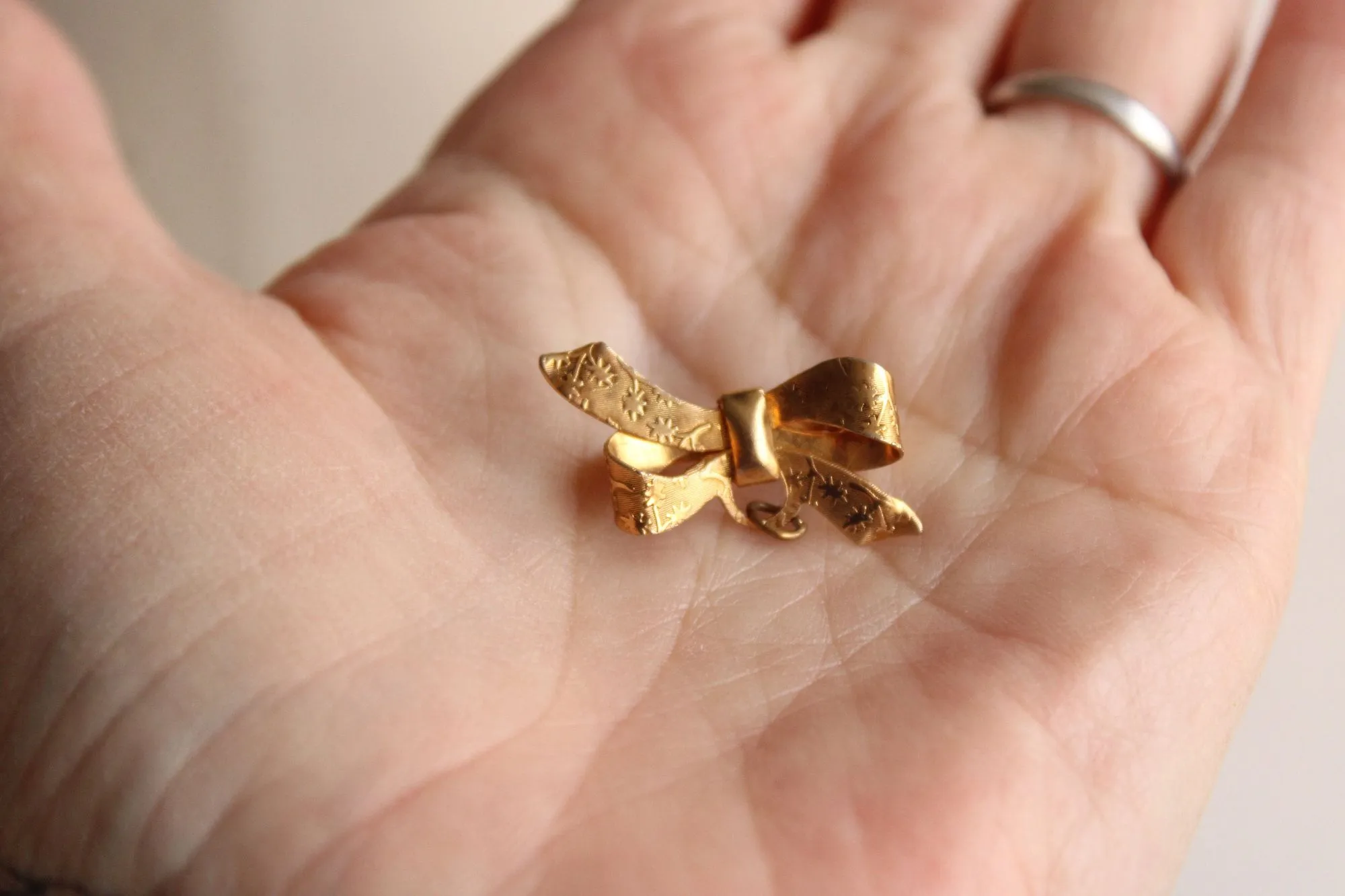 Vintage Gold Tone Bow Brooch