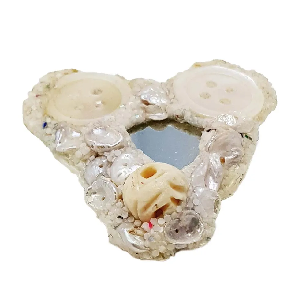 WHITE BUTTON HEART BROOCH